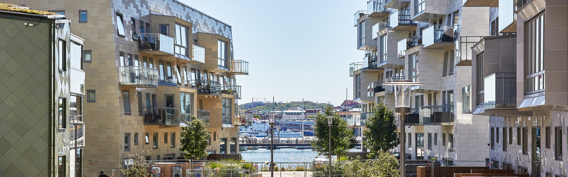 Bo med glittrande vattenvy i Lindholmshamnen